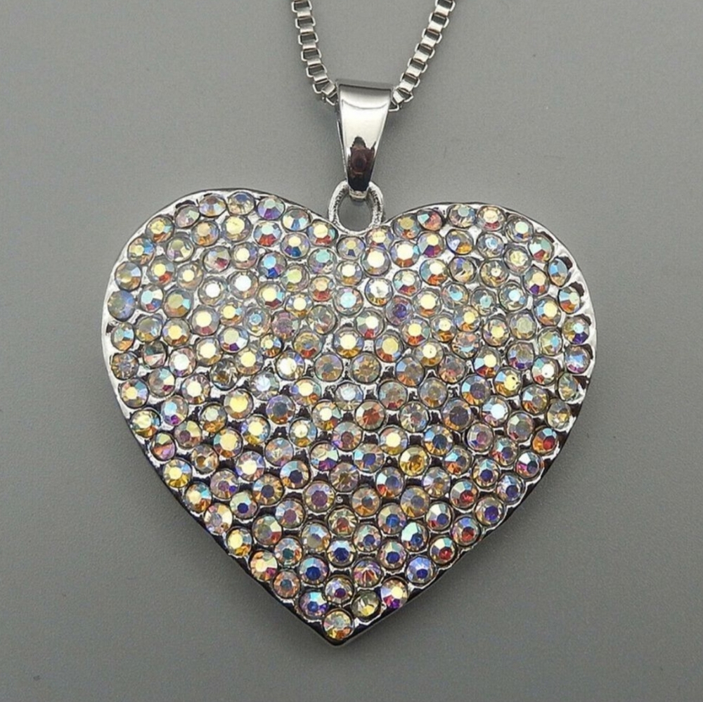 ✨ Betsey Johnson sparkling crystal heart ❤️ pendant ✨